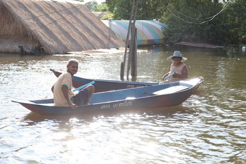 ภาพ No.3851:มูลนิธิธรรมกายช่วยภัยน้ำท่วม ปี พ.ศ.2554 ที่ ต.เกาะเรียน พระนครศรีอยุธยา