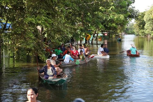 ภาพ No.3855:มูลนิธิธรรมกายช่วยภัยน้ำท่วม ปี พ.ศ.2554 ที่ ต.เกาะเรียน พระนครศรีอยุธยา
