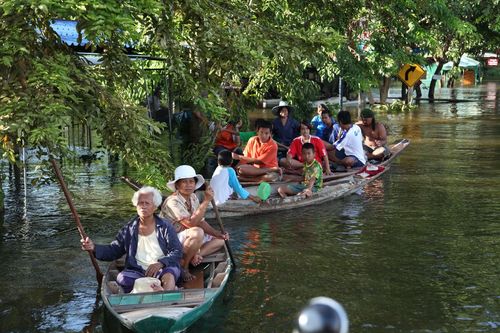 ภาพ No.3856:มูลนิธิธรรมกายช่วยภัยน้ำท่วม ปี พ.ศ.2554 ที่ ต.เกาะเรียน พระนครศรีอยุธยา