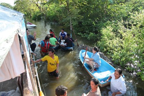 ภาพ No.3857:มูลนิธิธรรมกายช่วยภัยน้ำท่วม ปี พ.ศ.2554 ที่ ต.เกาะเรียน พระนครศรีอยุธยา