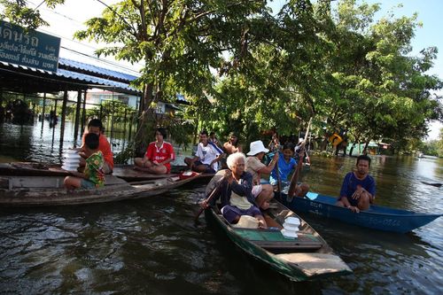 ภาพ No.3859:มูลนิธิธรรมกายช่วยภัยน้ำท่วม ปี พ.ศ.2554 ที่ ต.เกาะเรียน พระนครศรีอยุธยา