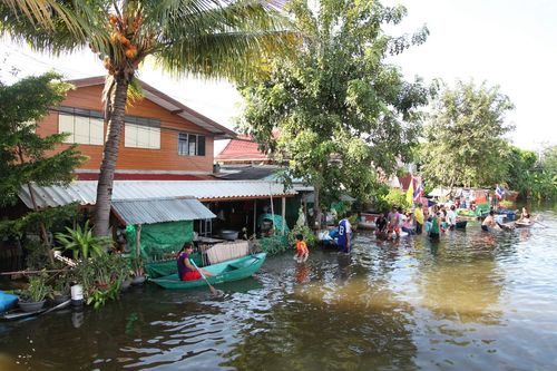 ภาพ No.3860:มูลนิธิธรรมกายช่วยภัยน้ำท่วม ปี พ.ศ.2554 ที่ ต.เกาะเรียน พระนครศรีอยุธยา