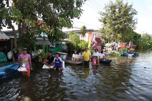 ภาพ No.3862:มูลนิธิธรรมกายช่วยภัยน้ำท่วม ปี พ.ศ.2554 ที่ ต.เกาะเรียน พระนครศรีอยุธยา