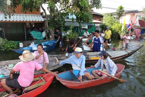 ภาพ No.3864:มูลนิธิธรรมกายช่วยภัยน้ำท่วม ปี พ.ศ.2554 ที่ ต.เกาะเรียน พระนครศรีอยุธยา