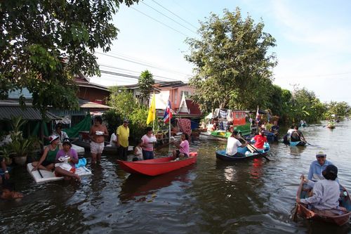 ภาพ No.3867:มูลนิธิธรรมกายช่วยภัยน้ำท่วม ปี พ.ศ.2554 ที่ ต.เกาะเรียน พระนครศรีอยุธยา