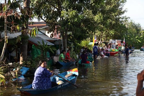 ภาพ No.3865:มูลนิธิธรรมกายช่วยภัยน้ำท่วม ปี พ.ศ.2554 ที่ ต.เกาะเรียน พระนครศรีอยุธยา