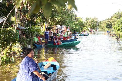 ภาพ No.3869:มูลนิธิธรรมกายช่วยภัยน้ำท่วม ปี พ.ศ.2554 ที่ ต.เกาะเรียน พระนครศรีอยุธยา