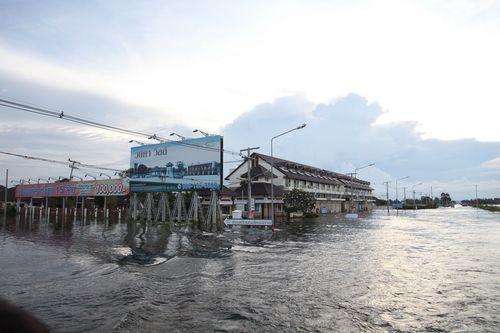 ภาพ No.3870:มูลนิธิธรรมกายช่วยภัยน้ำท่วม ปี พ.ศ.2554 ที่ ต.เกาะเรียน พระนครศรีอยุธยา