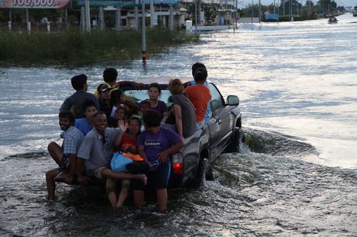 ภาพ No.3872:มูลนิธิธรรมกายช่วยภัยน้ำท่วม ปี พ.ศ.2554 ที่ ต.เกาะเรียน พระนครศรีอยุธยา