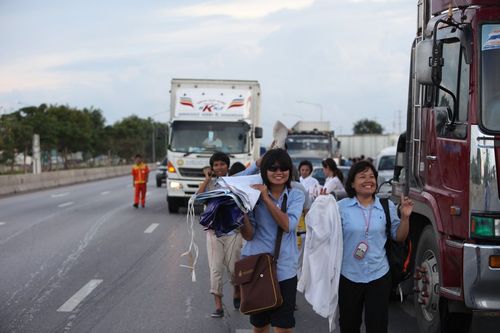 ภาพ No.3873:มูลนิธิธรรมกายช่วยภัยน้ำท่วม ปี พ.ศ.2554 ที่ ต.เกาะเรียน พระนครศรีอยุธยา