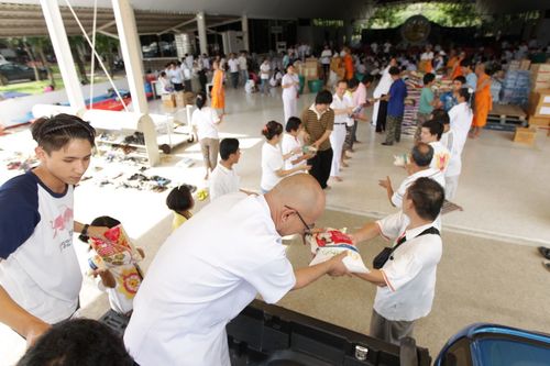 ภาพ No.3954:มูลนิธิธรรมกายช่วยภัยน้ำท่วม ปี พ.ศ.2554 บรรจุถุงยังชีพ
