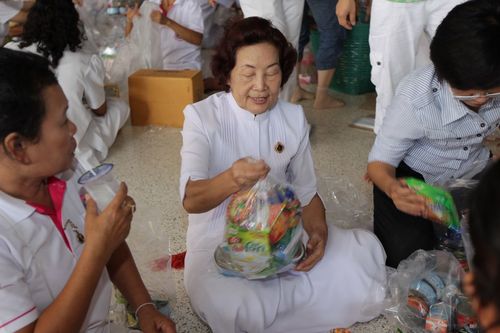 ภาพ No.3952:มูลนิธิธรรมกายช่วยภัยน้ำท่วม ปี พ.ศ.2554 บรรจุถุงยังชีพ