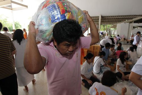 ภาพ No.3953:มูลนิธิธรรมกายช่วยภัยน้ำท่วม ปี พ.ศ.2554 บรรจุถุงยังชีพ