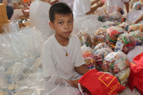 ภาพ No.3970:มูลนิธิธรรมกายช่วยภัยน้ำท่วม ปี พ.ศ.2554 บรรจุถุงยังชีพ