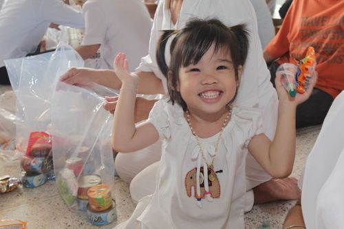 ภาพ No.3968:มูลนิธิธรรมกายช่วยภัยน้ำท่วม ปี พ.ศ.2554 บรรจุถุงยังชีพ