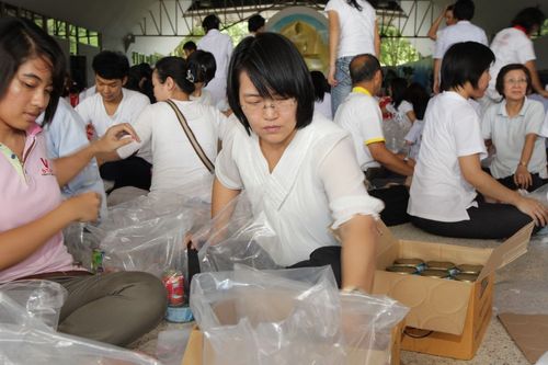 ภาพ No.3955:มูลนิธิธรรมกายช่วยภัยน้ำท่วม ปี พ.ศ.2554 บรรจุถุงยังชีพ