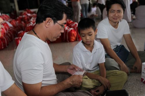 ภาพ No.3957:มูลนิธิธรรมกายช่วยภัยน้ำท่วม ปี พ.ศ.2554 บรรจุถุงยังชีพ