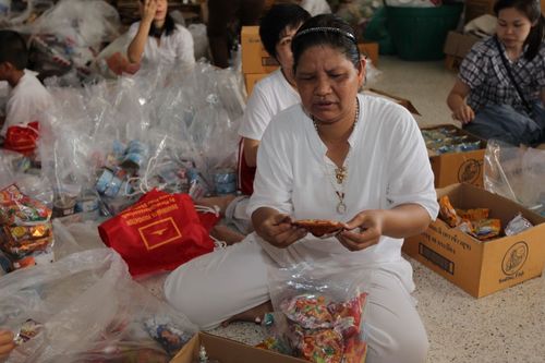 ภาพ No.3958:มูลนิธิธรรมกายช่วยภัยน้ำท่วม ปี พ.ศ.2554 บรรจุถุงยังชีพ