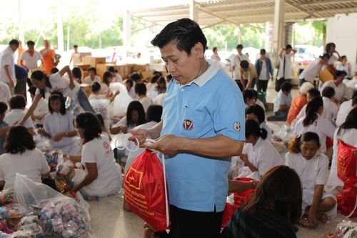 ภาพ No.3961:มูลนิธิธรรมกายช่วยภัยน้ำท่วม ปี พ.ศ.2554 บรรจุถุงยังชีพ