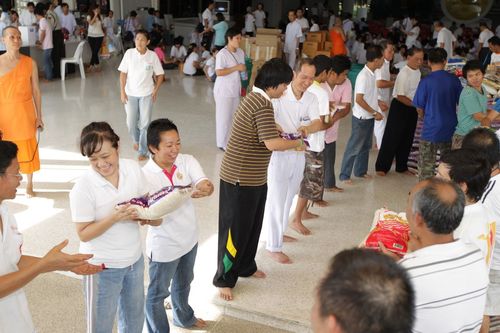 ภาพ No.3963:มูลนิธิธรรมกายช่วยภัยน้ำท่วม ปี พ.ศ.2554 บรรจุถุงยังชีพ