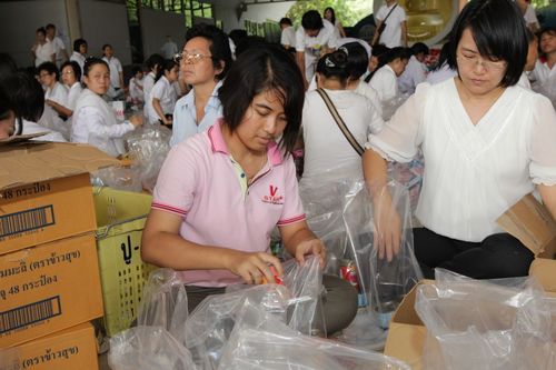 ภาพ No.3964:มูลนิธิธรรมกายช่วยภัยน้ำท่วม ปี พ.ศ.2554 บรรจุถุงยังชีพ