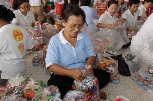 ภาพ No.3965:มูลนิธิธรรมกายช่วยภัยน้ำท่วม ปี พ.ศ.2554 บรรจุถุงยังชีพ