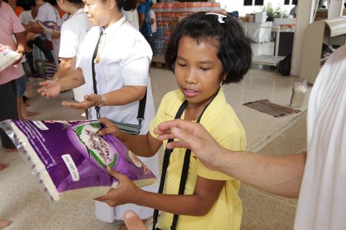 ภาพ No.3967:มูลนิธิธรรมกายช่วยภัยน้ำท่วม ปี พ.ศ.2554 บรรจุถุงยังชีพ