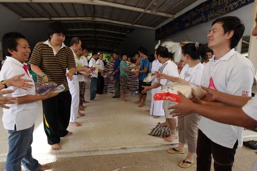 ภาพ No.3969:มูลนิธิธรรมกายช่วยภัยน้ำท่วม ปี พ.ศ.2554 บรรจุถุงยังชีพ