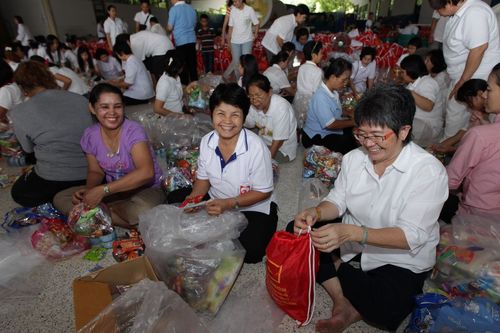 ภาพ No.3971:มูลนิธิธรรมกายช่วยภัยน้ำท่วม ปี พ.ศ.2554 บรรจุถุงยังชีพ