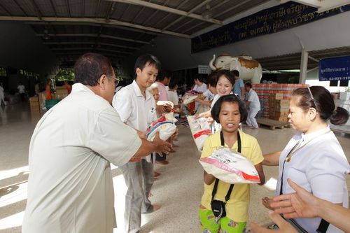 ภาพ No.3972:มูลนิธิธรรมกายช่วยภัยน้ำท่วม ปี พ.ศ.2554 บรรจุถุงยังชีพ