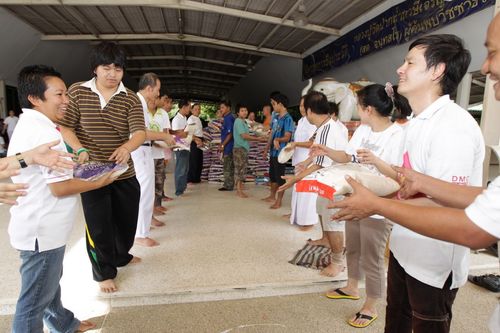ภาพ No.3974:มูลนิธิธรรมกายช่วยภัยน้ำท่วม ปี พ.ศ.2554 บรรจุถุงยังชีพ