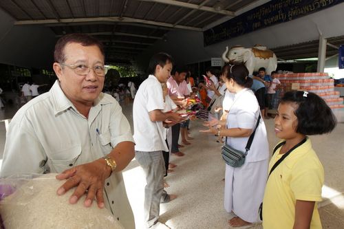 ภาพ No.3973:มูลนิธิธรรมกายช่วยภัยน้ำท่วม ปี พ.ศ.2554 บรรจุถุงยังชีพ