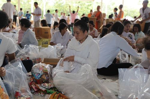 ภาพ No.3975:มูลนิธิธรรมกายช่วยภัยน้ำท่วม ปี พ.ศ.2554 บรรจุถุงยังชีพ