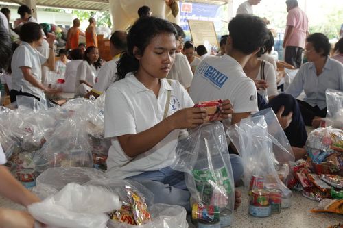 ภาพ No.3977:มูลนิธิธรรมกายช่วยภัยน้ำท่วม ปี พ.ศ.2554 บรรจุถุงยังชีพ