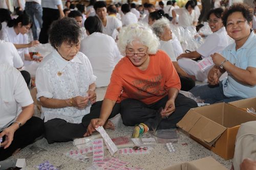 ภาพ No.3979:มูลนิธิธรรมกายช่วยภัยน้ำท่วม ปี พ.ศ.2554 บรรจุถุงยังชีพ