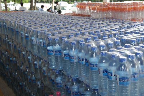 ภาพ No.3980:มูลนิธิธรรมกายช่วยภัยน้ำท่วม ปี พ.ศ.2554 บรรจุถุงยังชีพ