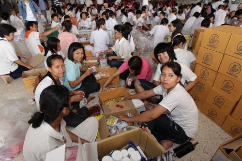 ภาพ No.3984:มูลนิธิธรรมกายช่วยภัยน้ำท่วม ปี พ.ศ.2554 บรรจุถุงยังชีพ