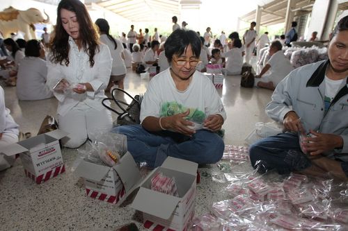 ภาพ No.3982:มูลนิธิธรรมกายช่วยภัยน้ำท่วม ปี พ.ศ.2554 บรรจุถุงยังชีพ