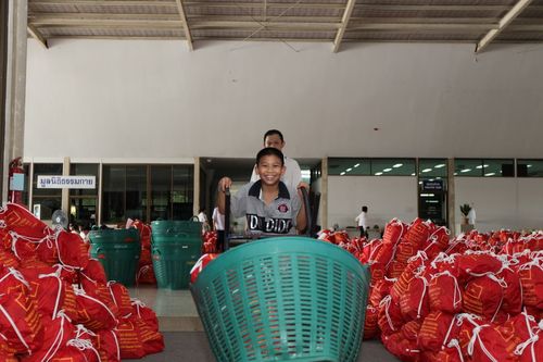 ภาพ No.3981:มูลนิธิธรรมกายช่วยภัยน้ำท่วม ปี พ.ศ.2554 บรรจุถุงยังชีพ
