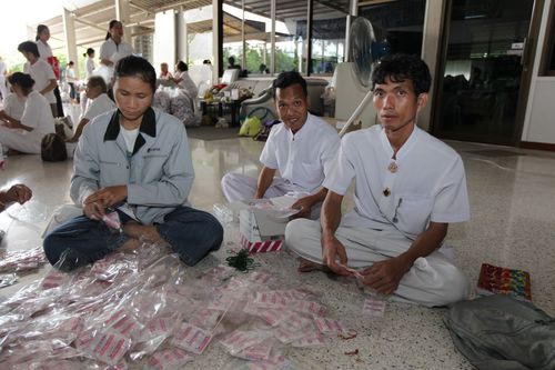 ภาพ No.3985:มูลนิธิธรรมกายช่วยภัยน้ำท่วม ปี พ.ศ.2554 บรรจุถุงยังชีพ