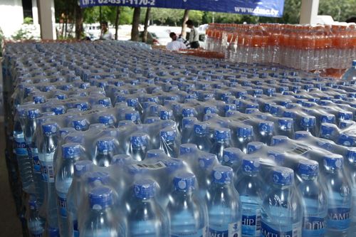 ภาพ No.3986:มูลนิธิธรรมกายช่วยภัยน้ำท่วม ปี พ.ศ.2554 บรรจุถุงยังชีพ