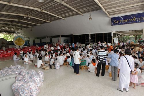 ภาพ No.3990:มูลนิธิธรรมกายช่วยภัยน้ำท่วม ปี พ.ศ.2554 บรรจุถุงยังชีพ
