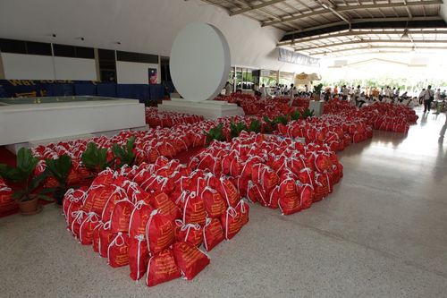 ภาพ No.3992:มูลนิธิธรรมกายช่วยภัยน้ำท่วม ปี พ.ศ.2554 บรรจุถุงยังชีพ