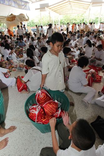 ภาพ No.3991:มูลนิธิธรรมกายช่วยภัยน้ำท่วม ปี พ.ศ.2554 บรรจุถุงยังชีพ