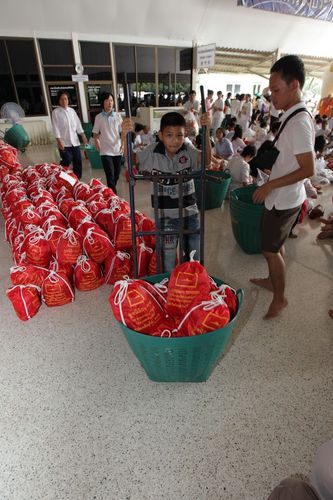 ภาพ No.3993:มูลนิธิธรรมกายช่วยภัยน้ำท่วม ปี พ.ศ.2554 บรรจุถุงยังชีพ