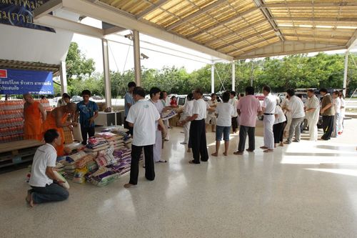 ภาพ No.3995:มูลนิธิธรรมกายช่วยภัยน้ำท่วม ปี พ.ศ.2554 บรรจุถุงยังชีพ