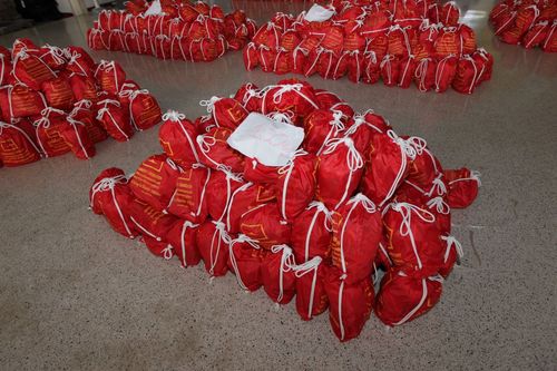 ภาพ No.3996:มูลนิธิธรรมกายช่วยภัยน้ำท่วม ปี พ.ศ.2554 บรรจุถุงยังชีพ