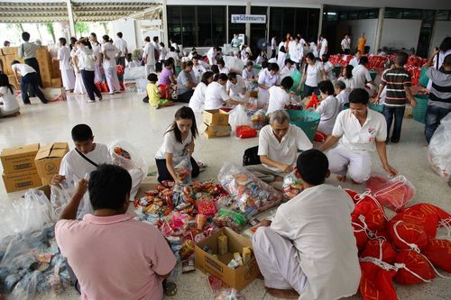 ภาพ No.3998:มูลนิธิธรรมกายช่วยภัยน้ำท่วม ปี พ.ศ.2554 บรรจุถุงยังชีพ