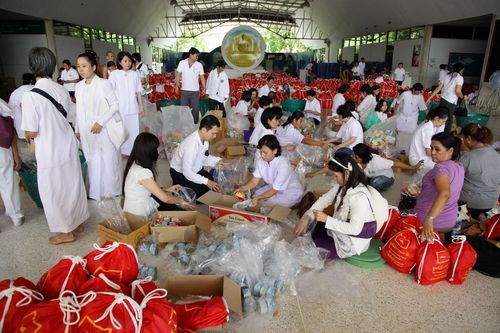 ภาพ No.4000:มูลนิธิธรรมกายช่วยภัยน้ำท่วม ปี พ.ศ.2554 บรรจุถุงยังชีพ