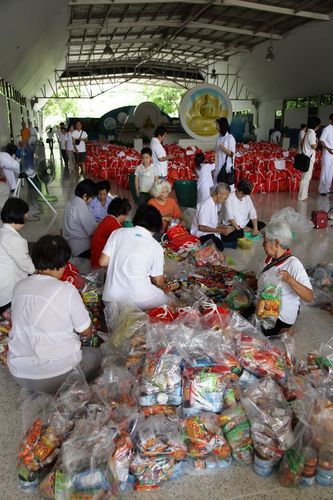 ภาพ No.4002:มูลนิธิธรรมกายช่วยภัยน้ำท่วม ปี พ.ศ.2554 บรรจุถุงยังชีพ